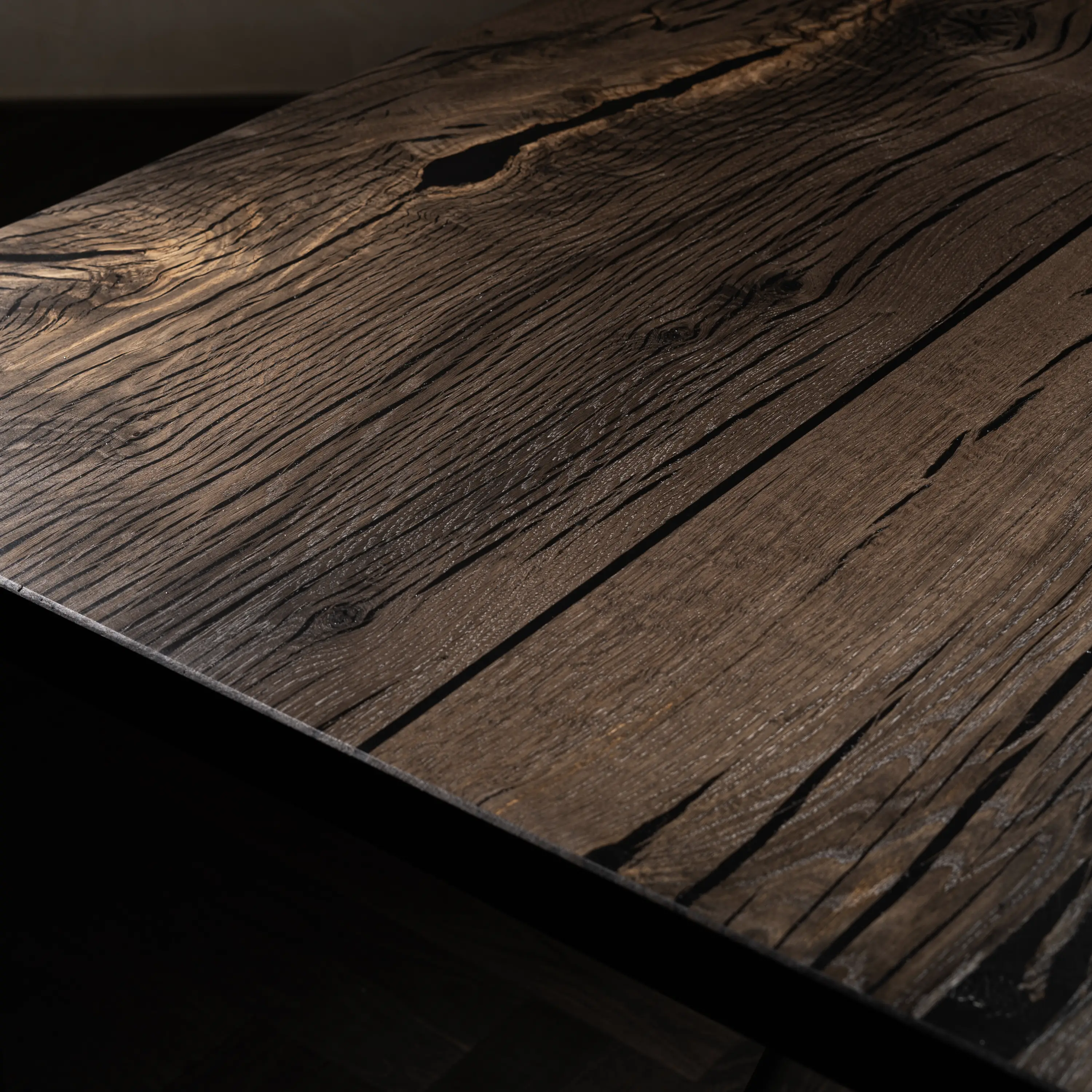 Perfekt bearbeitete Tischplatte mit ausgegossenen Rissen